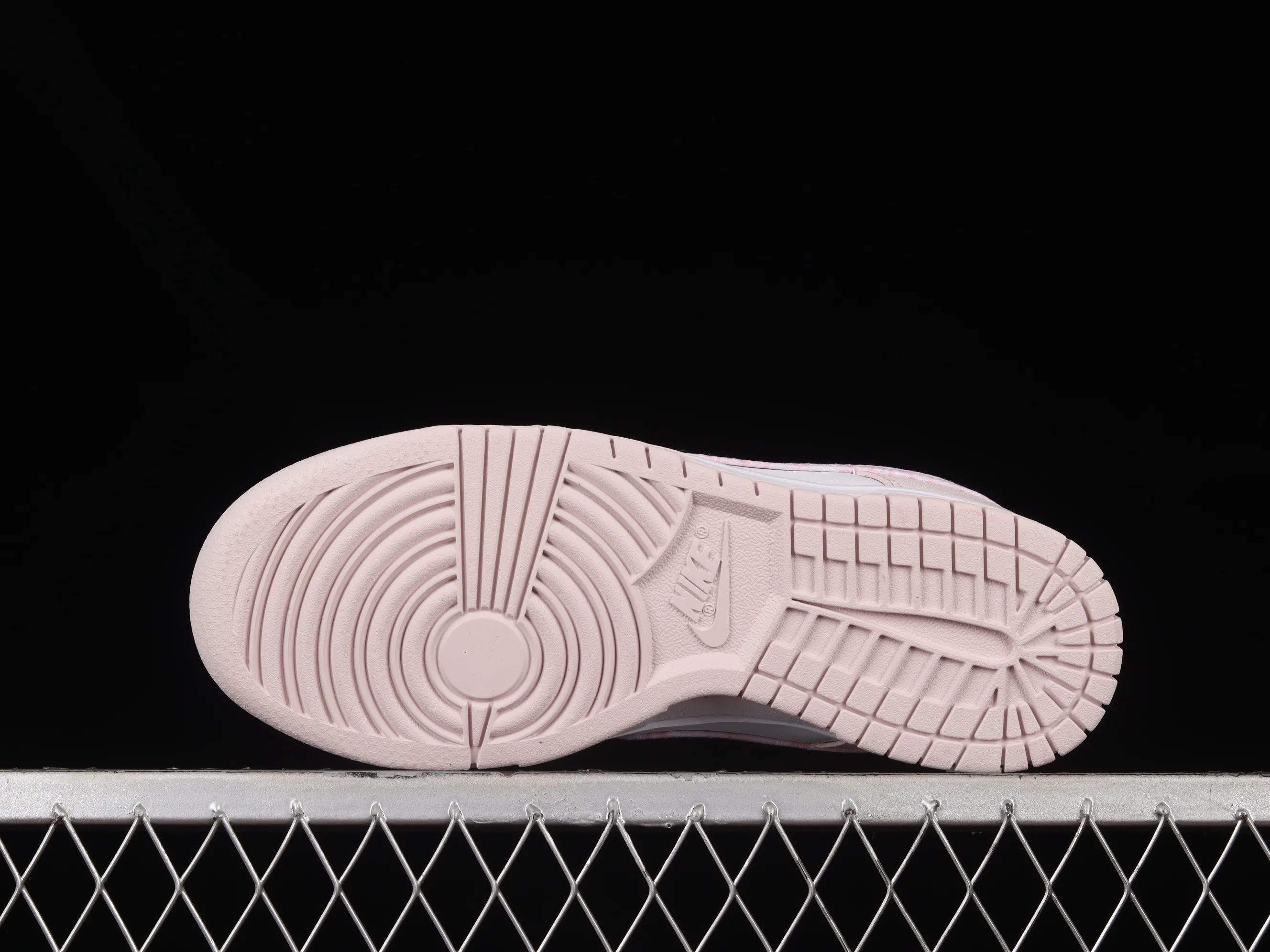 All Categories Nk SB Dunk Series Nk SB Dunk Low Low-top sneakers Cost-effective version Nk Dunk Low "Pink Paisley" Sakura pink SB low-top sports and leisure sneakers FD1449-100